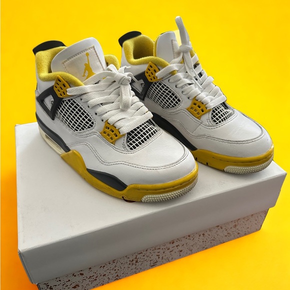 Women’s Air Jordan 4 Retro - Picture 1 of 6